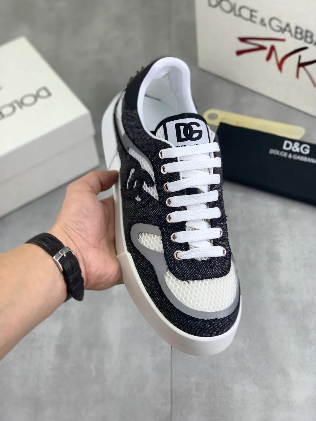 Men's shoes 💰P542💰 [New model] The latest hot style, top original quality, the official website is synchronized with "DOLCE&GABBANA [Dolce & Gabbana] ~ High quality." The effect is low-top casual DG men's shoes, loved by many celebrities, using high-end imported first-layer frosted calfskin with punched logo design + cowhide feet, simple and elegant, perfectly interpreting the latest inspiration for shoes, integrating classics and fashion. Luxurious dream, dominating fashion Suitable for drivers, light and comfortable to drive, light and breathable for outdoor travel, high-end quality, trustworthy, 4️⃣colors🉑️ to choose from! Code number: 38-46